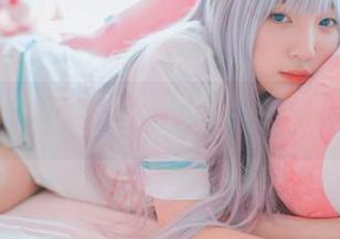 在Kang Inkyung的圣诞快乐写真中，找到了未知的节日魔法。